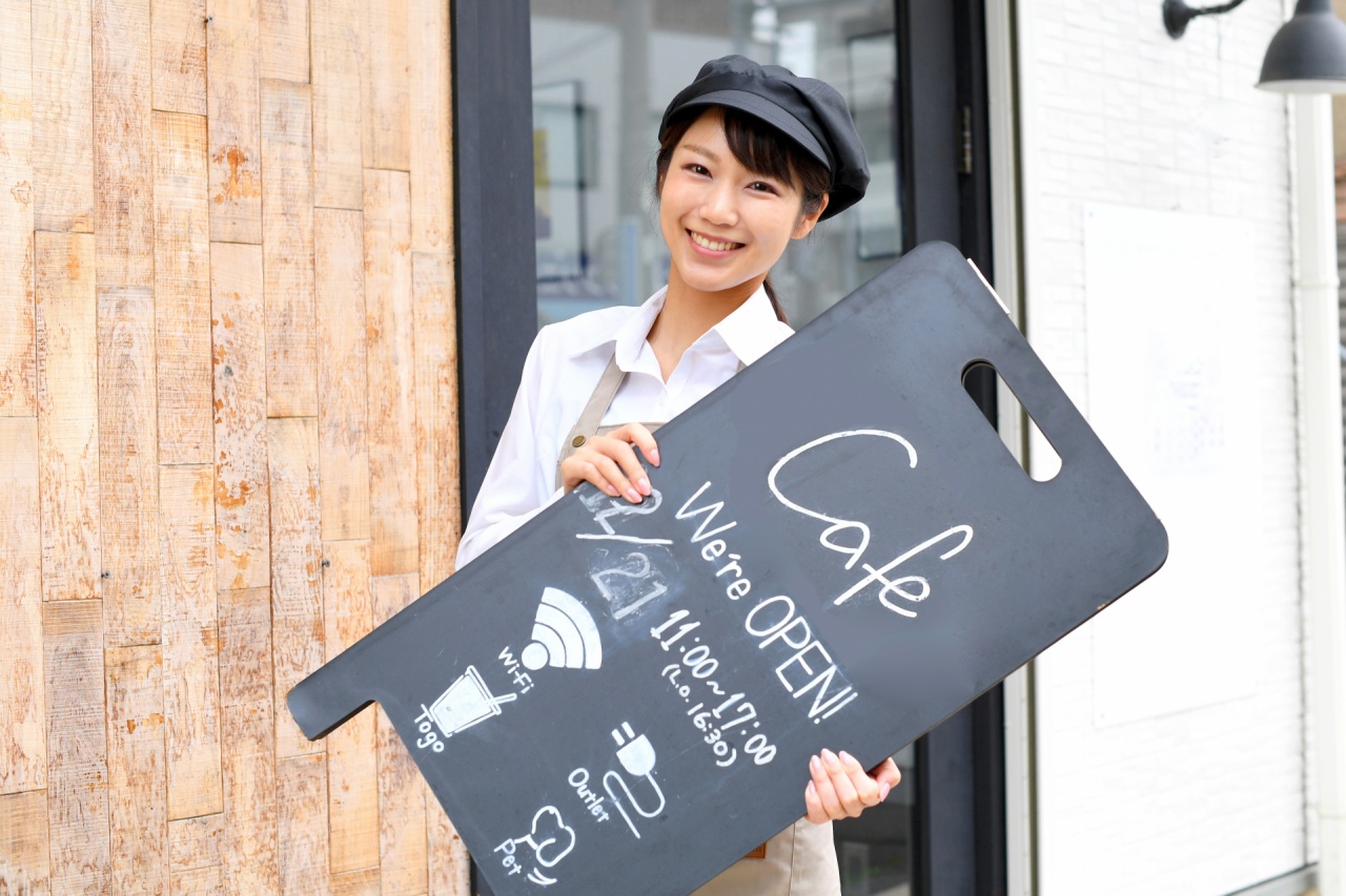 女性のカフェスタッフ